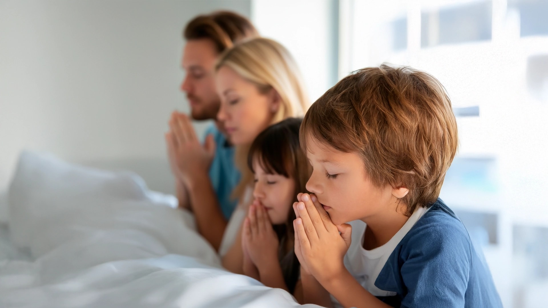 Família cristã orando juntos